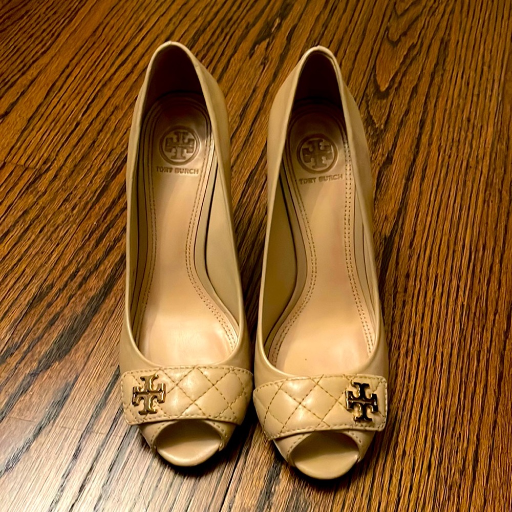 Tory quilted wedge. Like new. No wear and tear.